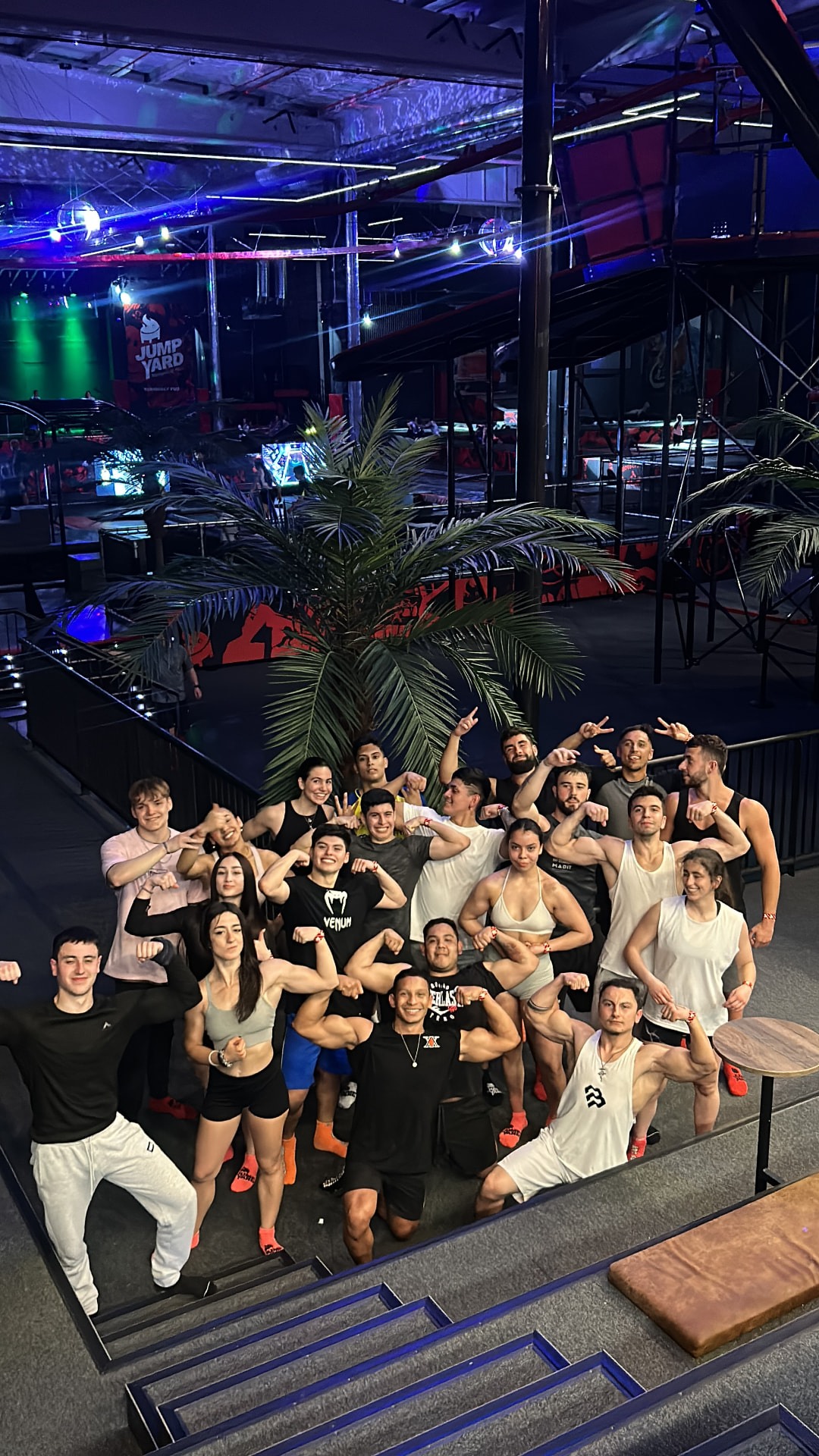 Grupo de atletas reunido después de una jornada compartida de entrenamiento