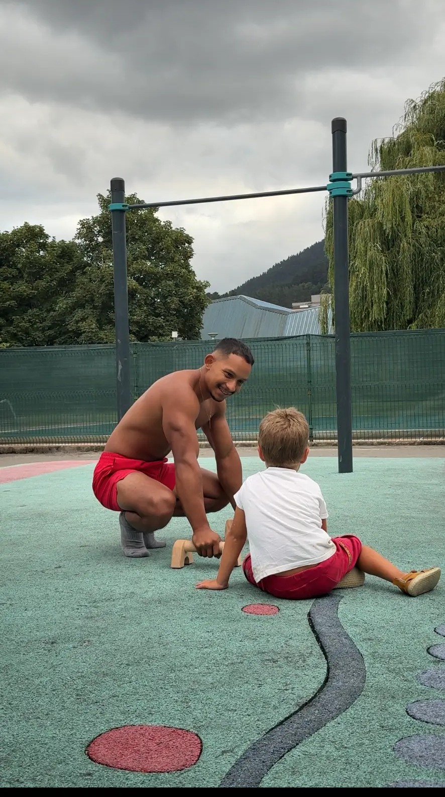 Coach de Calythen acompañando a un niño durante una práctica al aire libre